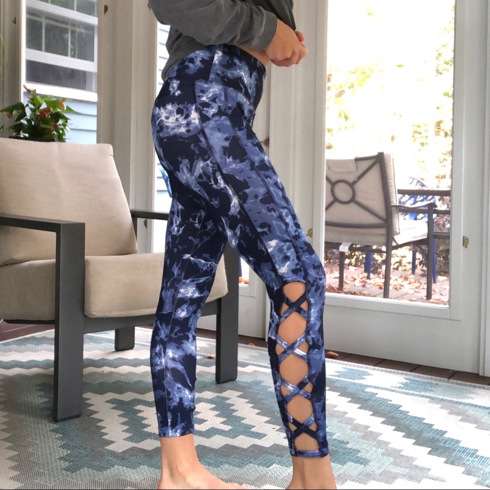 Blue tie-dye athletic leggings (LIKE NEW)